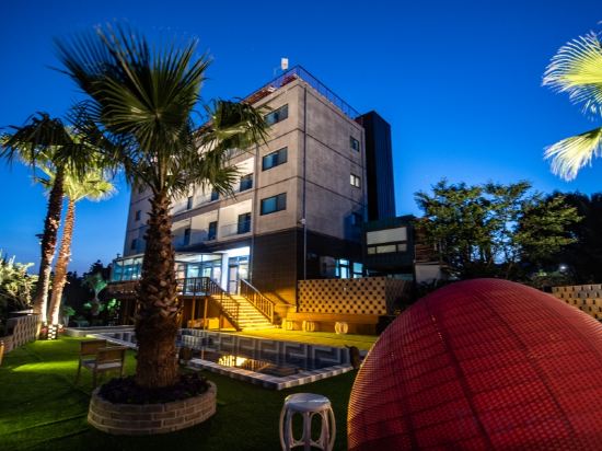 Фото Jeju Bunker Hotel & Resort