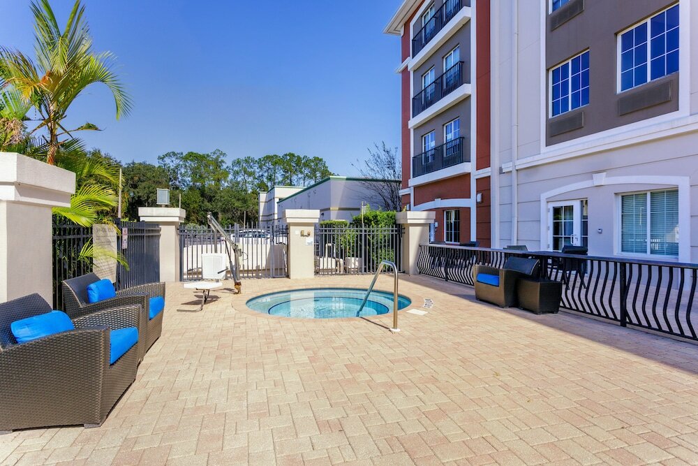 Фото Holiday Inn Express Tampa N I-75 - University Area, an Ihg Hotel