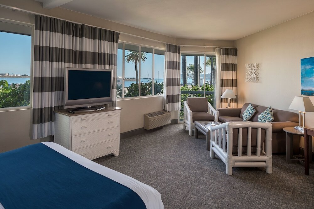 Фото Bay Club Hotel & Marina