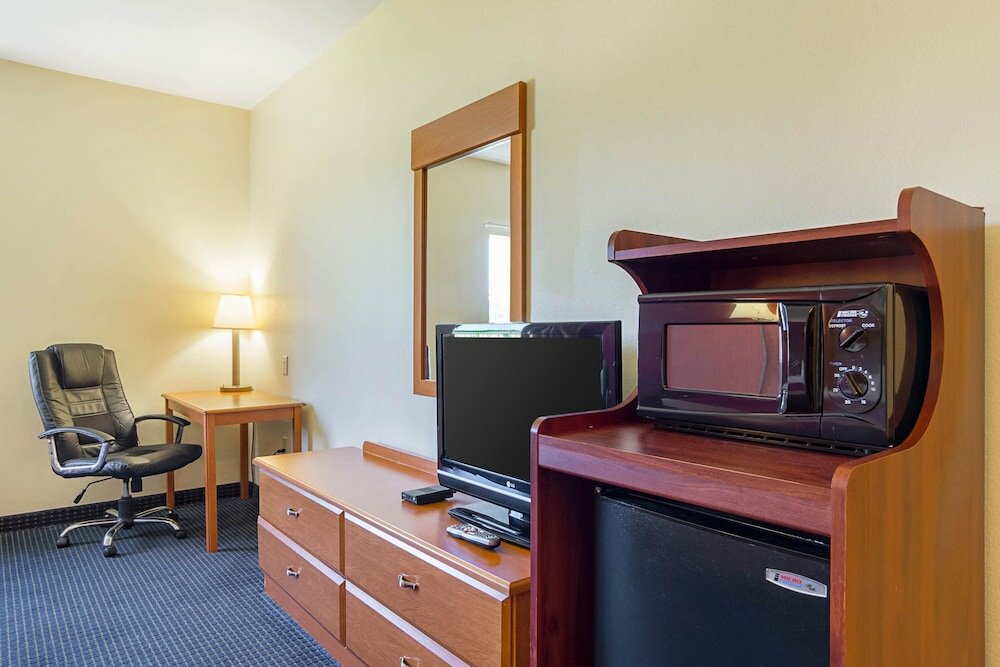 Фото Econo Lodge Inn & Suites Pritchard Road North Little Rock