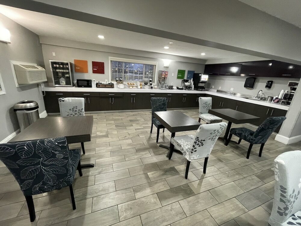 Фото Countryside Inn & Suites