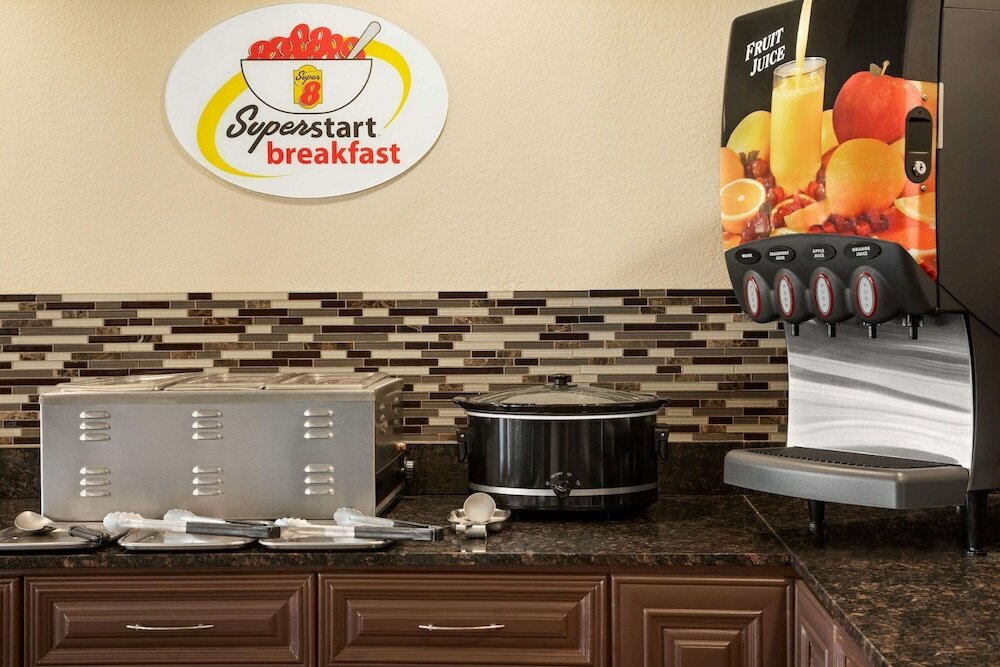 Фото Super 8 by Wyndham Gulfport Biloxi Airport