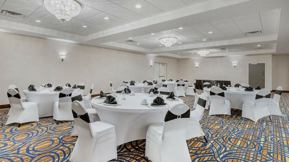 Фото Days Inn and Suites by Wyndham Oxford