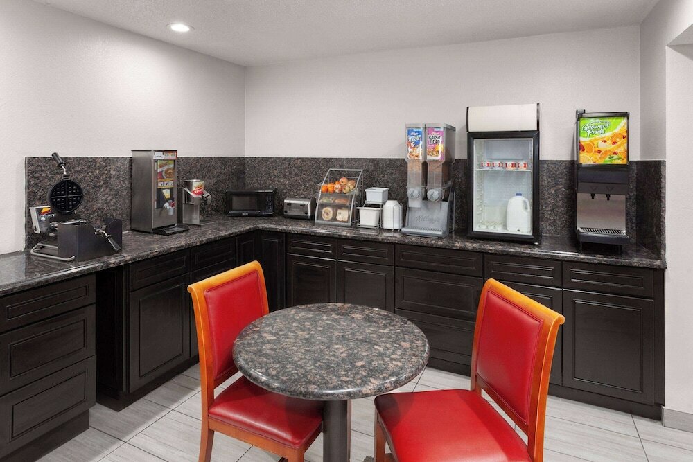 Фото Super 8 by Wyndham Romeoville Bolingbrook