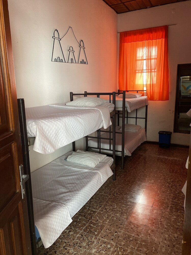 Фото Feathers Hotel and Lounge - Hostel