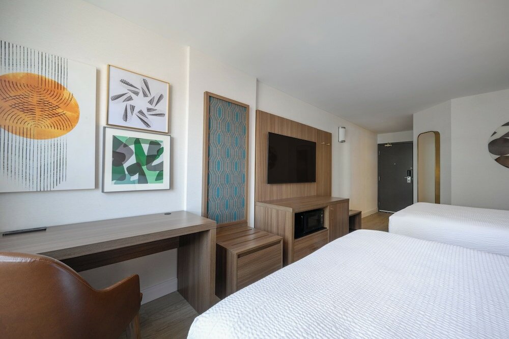 Фото Holiday Inn and Suites Winnipeg Downtown