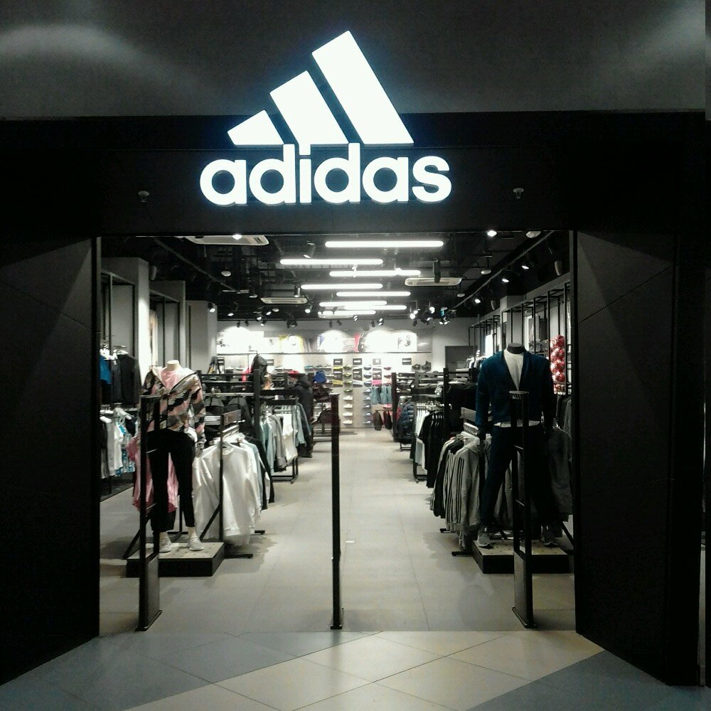 Spor giyim ve ayakkabı Adidas, Çeliabinsk, foto