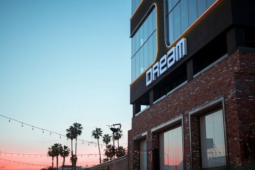 Гостиница Dream Hollywood в Лос-Анджелесе