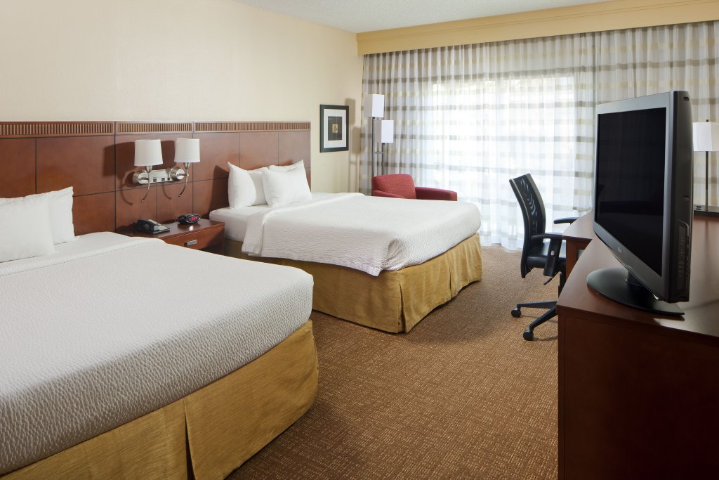 Фото Courtyard Charlotte Arrowood