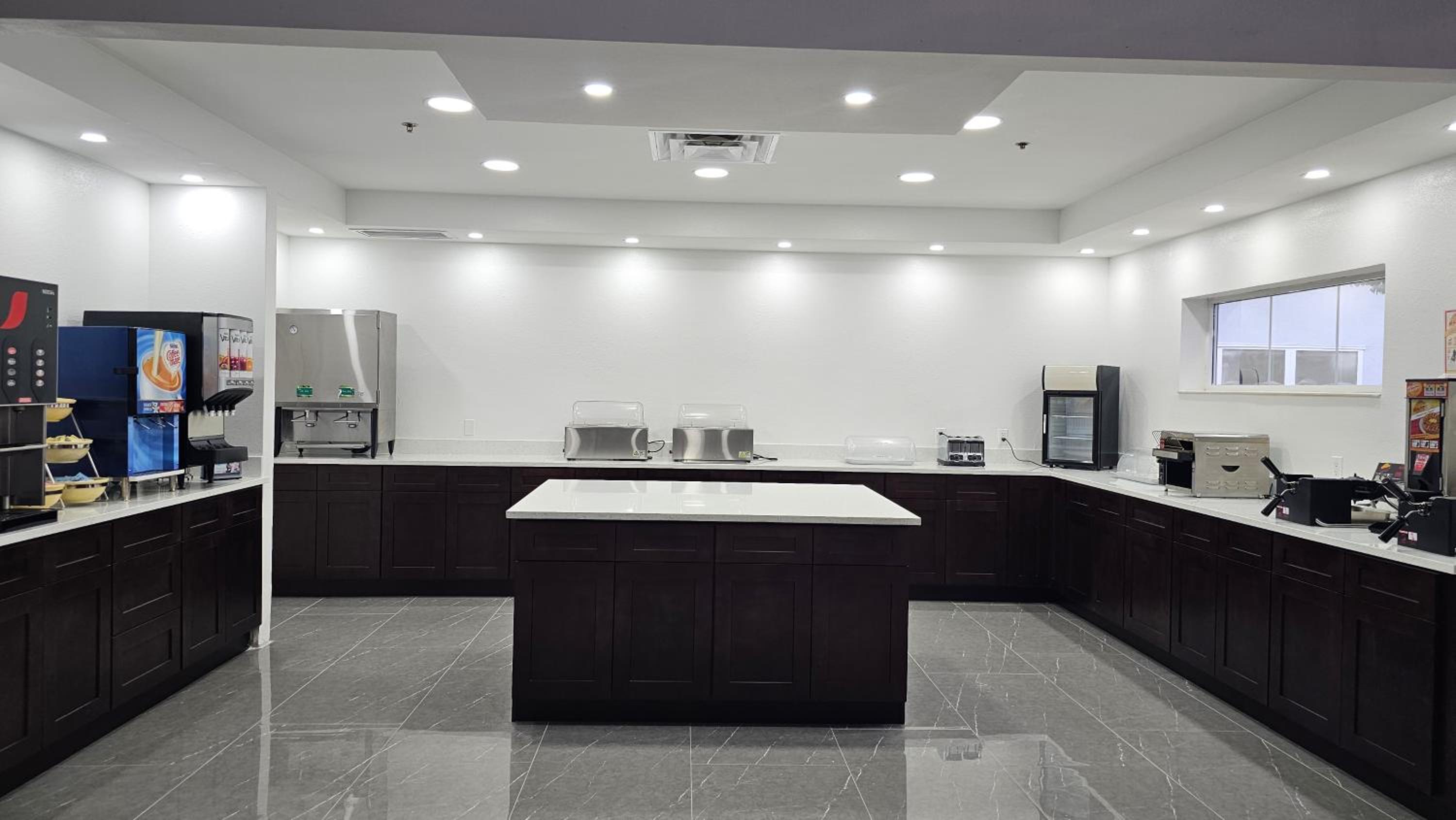 Фото Surestay Plus by Best Western Orlando Lake Buena Vista