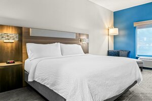 Holiday Inn Express & Suites Detroit North - Roseville (U.S. Route 131), hotel