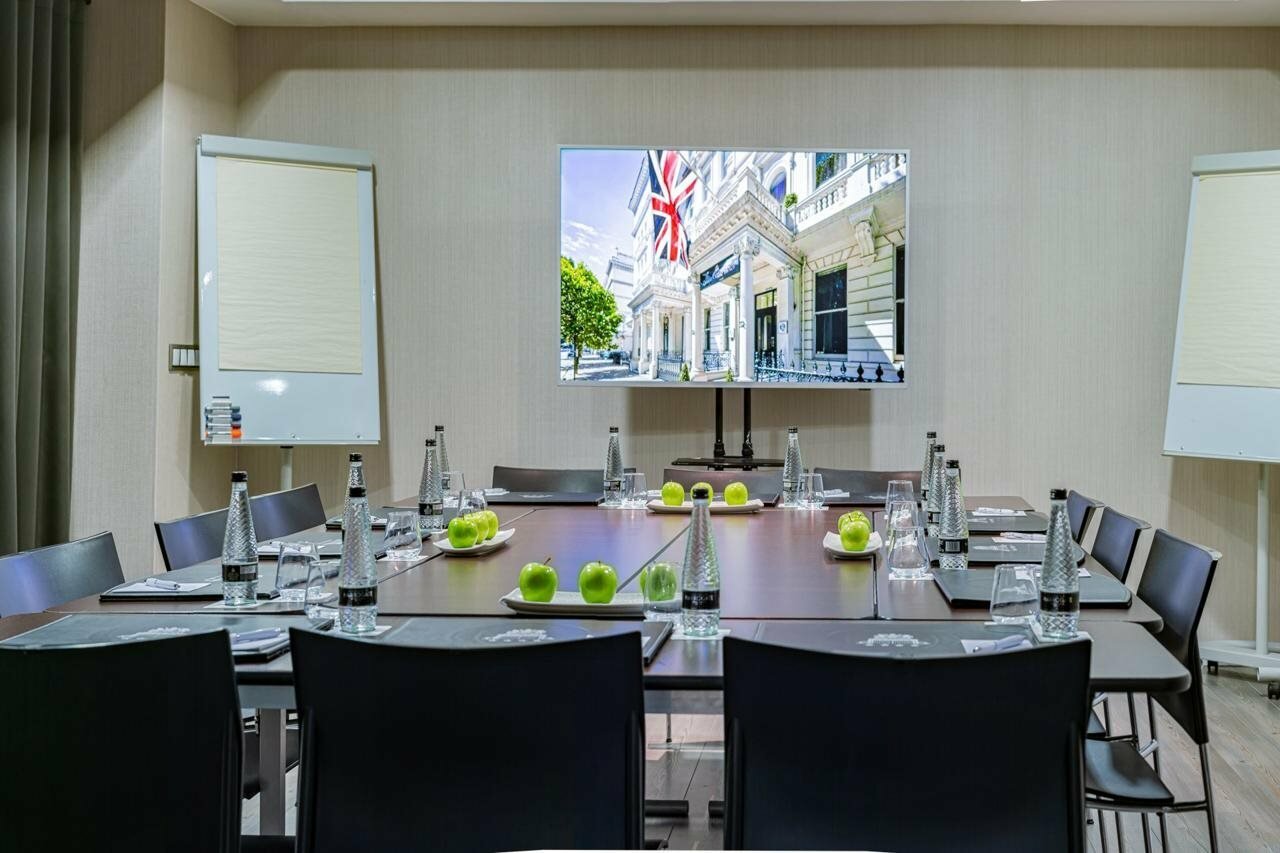 Фото The Queen’s Gate Hotel