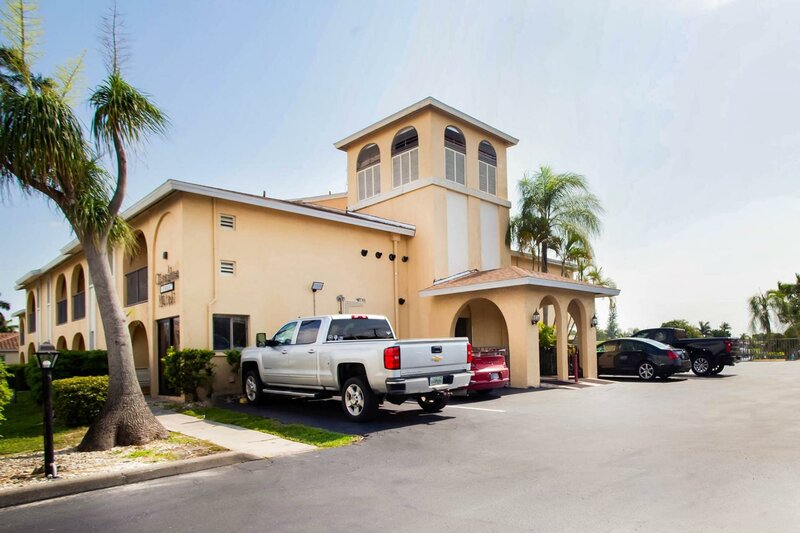 Апартаменты Oyo Waterfront Hotel - Cape Coral/Fort Myers, Fl в Кейп Корал