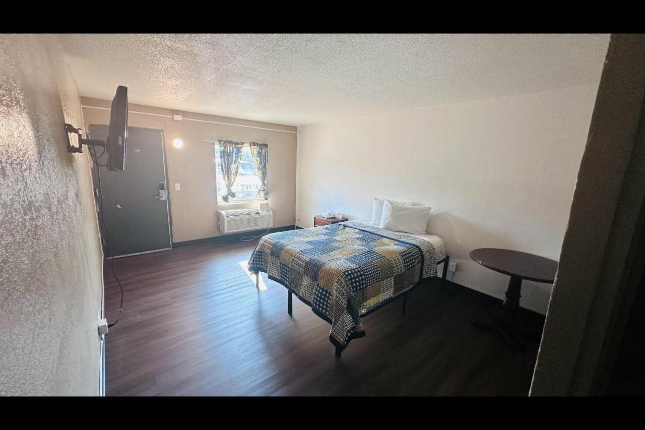 Фото Hallmark Inn by Oyo Fort Wayne