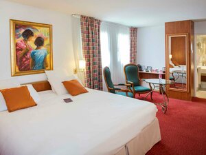 Mercure Cannes Mandelieu (Provence-Alpes-Côte d'Azur, Alpes-Maritimes, Arrondissement de Grasse, Allée des Cormorans, 5), hotel