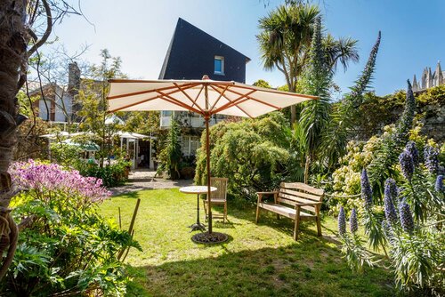 Гостиница Hôtel Les Fuchsias в Шербур-Октевиле