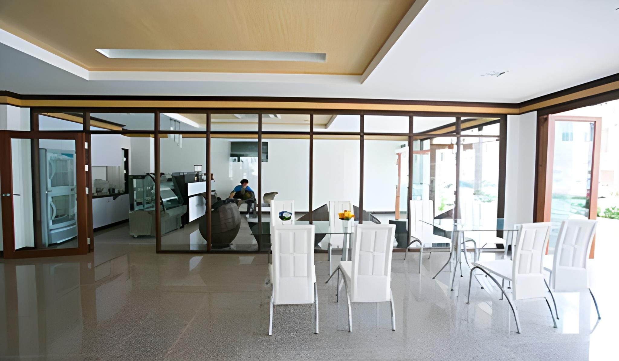 Фото The Capital Hotel