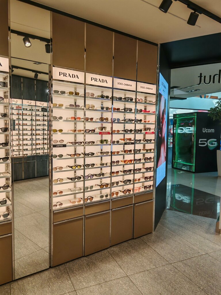 Haberdashery and accessories shop Sunglass Hut, Yerevan, photo