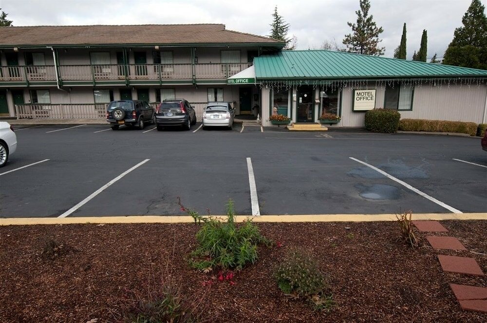 Фото Cedarwood Inn of Ashland