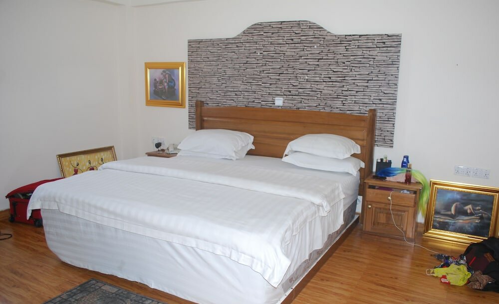 Фото Ampomaah Hotel