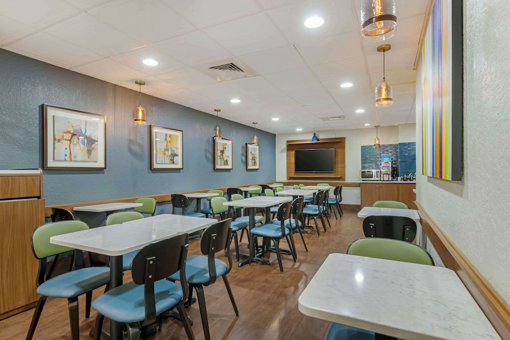 Фото Best Western Plus Universal Inn