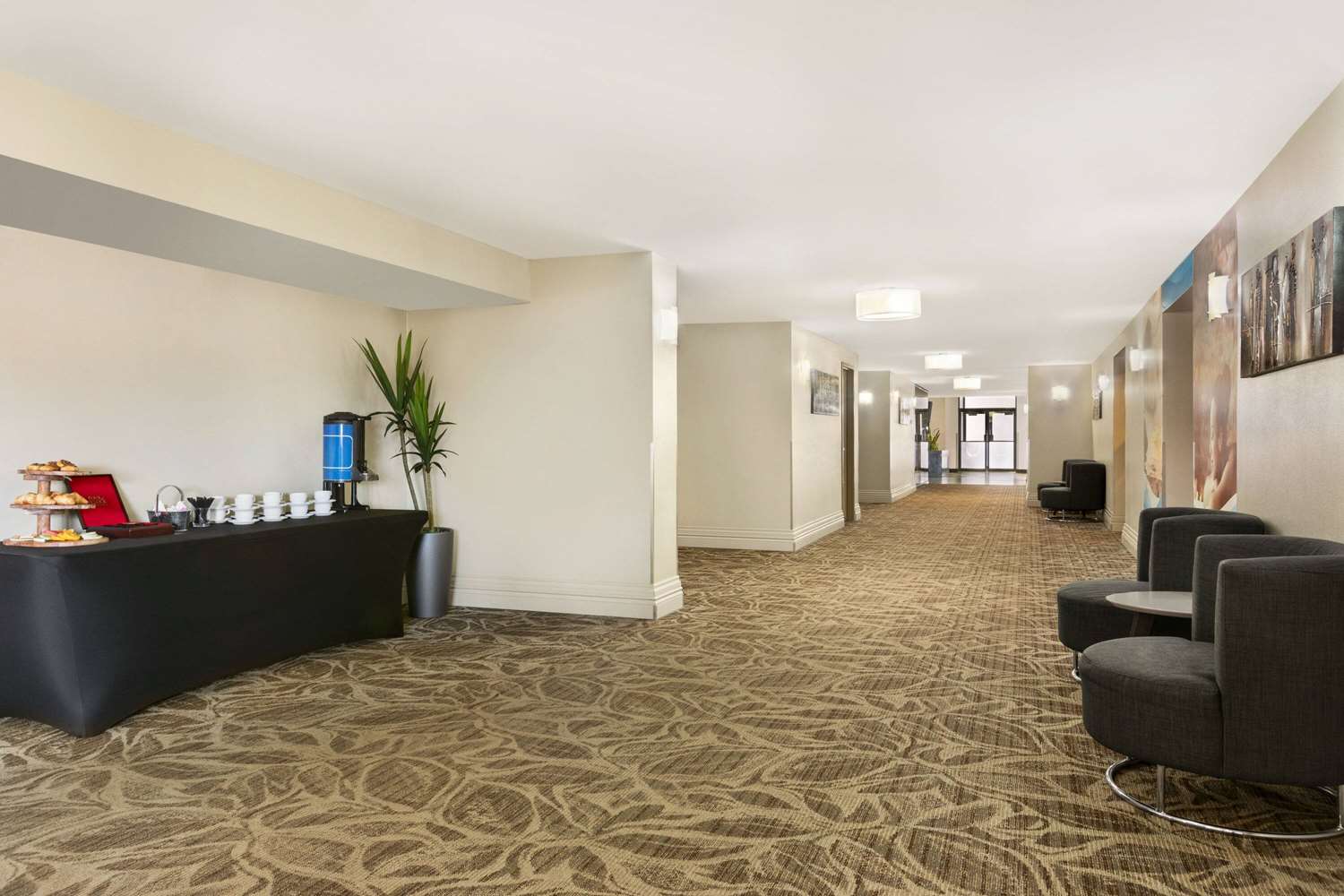 Фото Travelodge by Wyndham Hotel & Convention Centre Quebec City