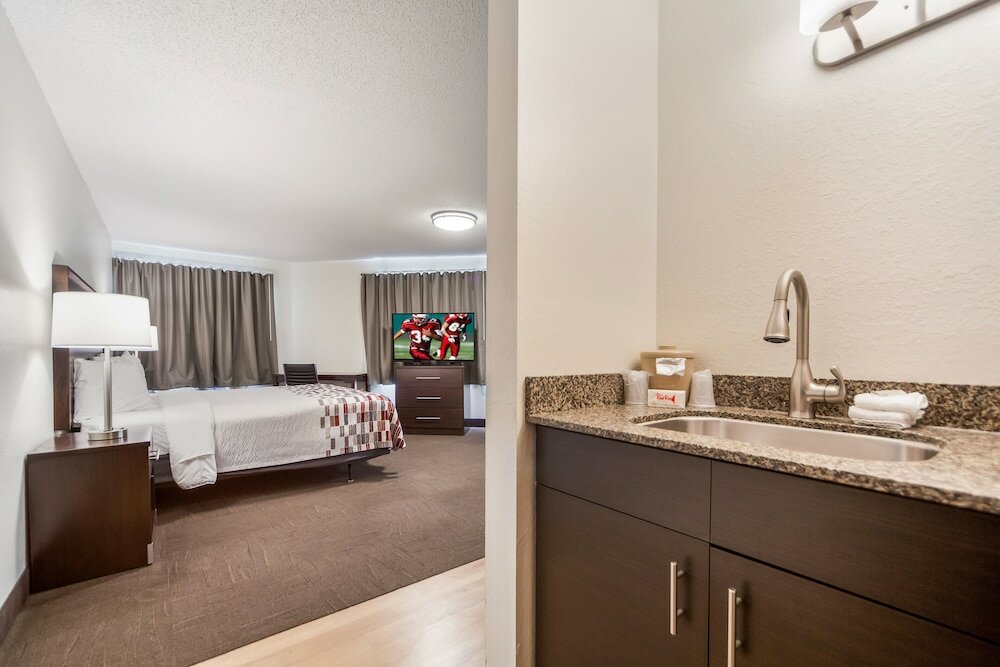 Фото Red Roof Inn & Suites Omaha - Council Bluffs