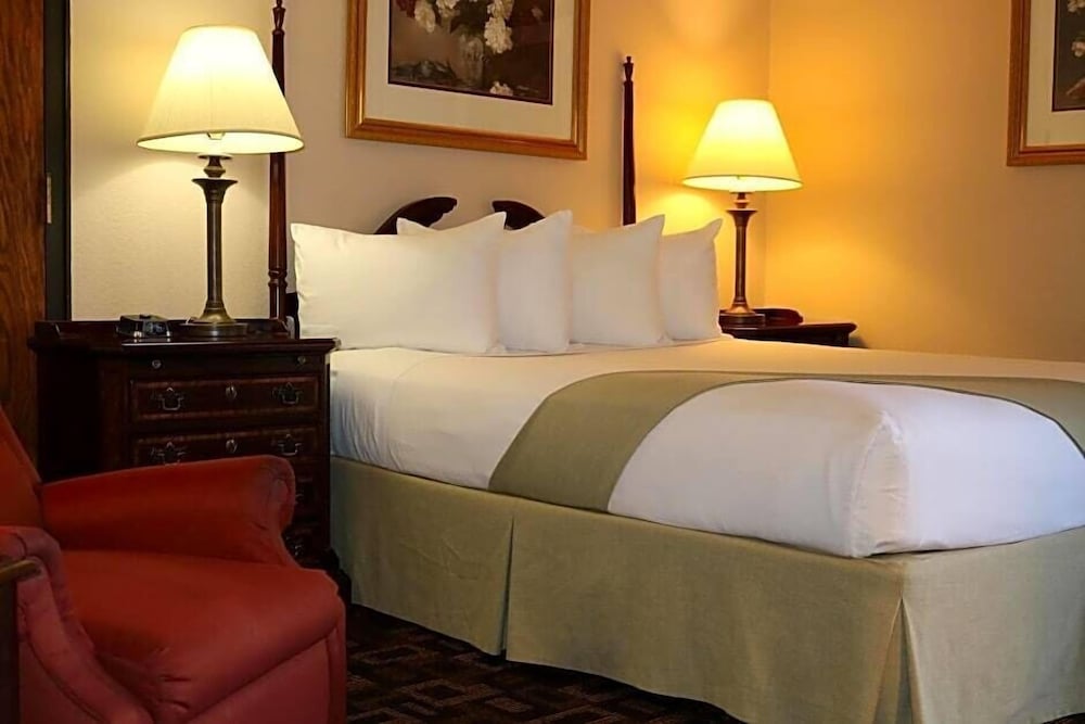 Фото Holiday Manor McPherson