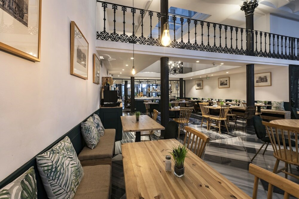 Фото Petit Palace Plaza de la Reina