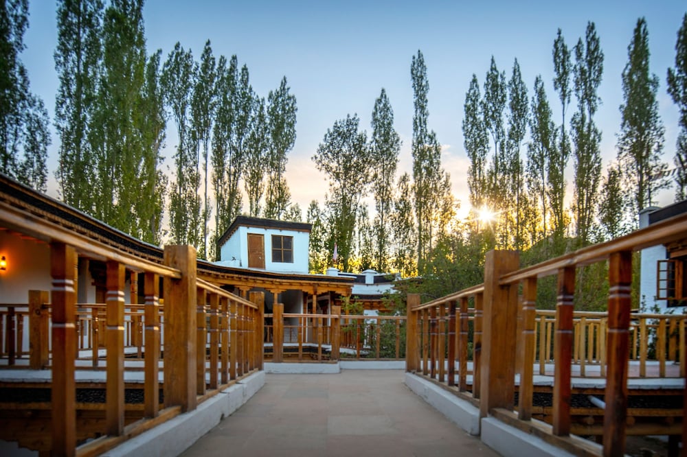 Фото Welcomheritage Lha - Ri - Sa Resort