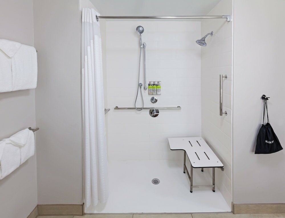 Фото Holiday Inn Express & Suites Tulsa South - Woodland Hills, an Ihg Hotel