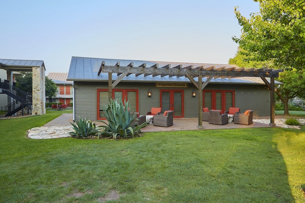 Фото Fredericksburg Inn & Suites