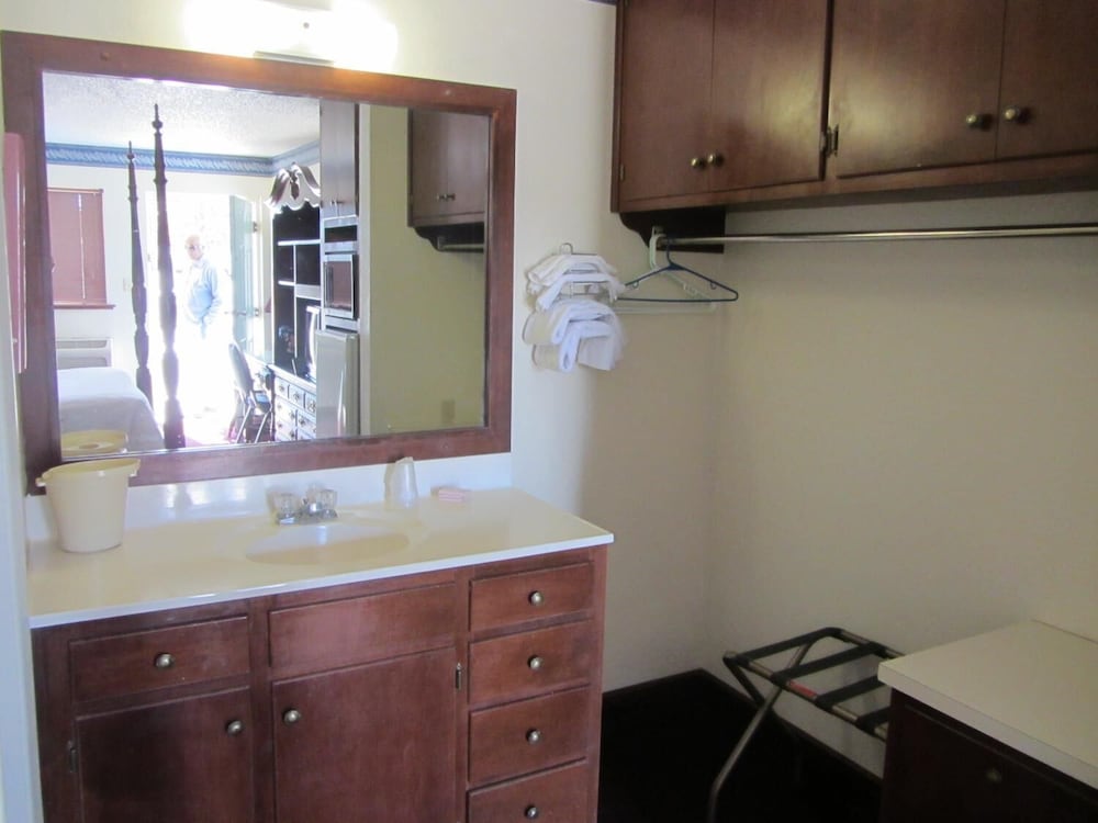 Фото Warrick Plaza Inn