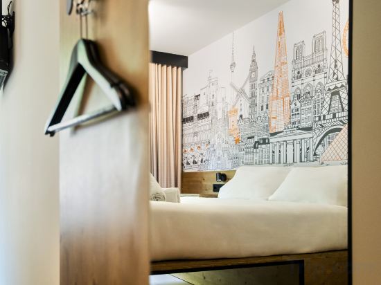 Фото EasyHotel Valencia Ciutat Vella