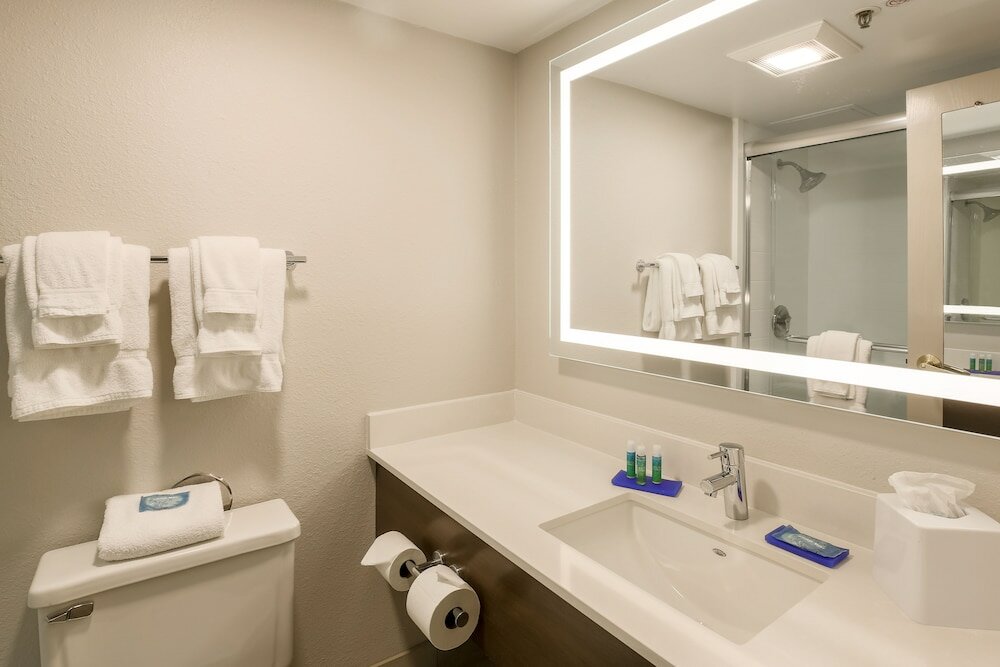 Фото Holiday Inn Express Milwaukee-West Medical Center, an Ihg Hotel