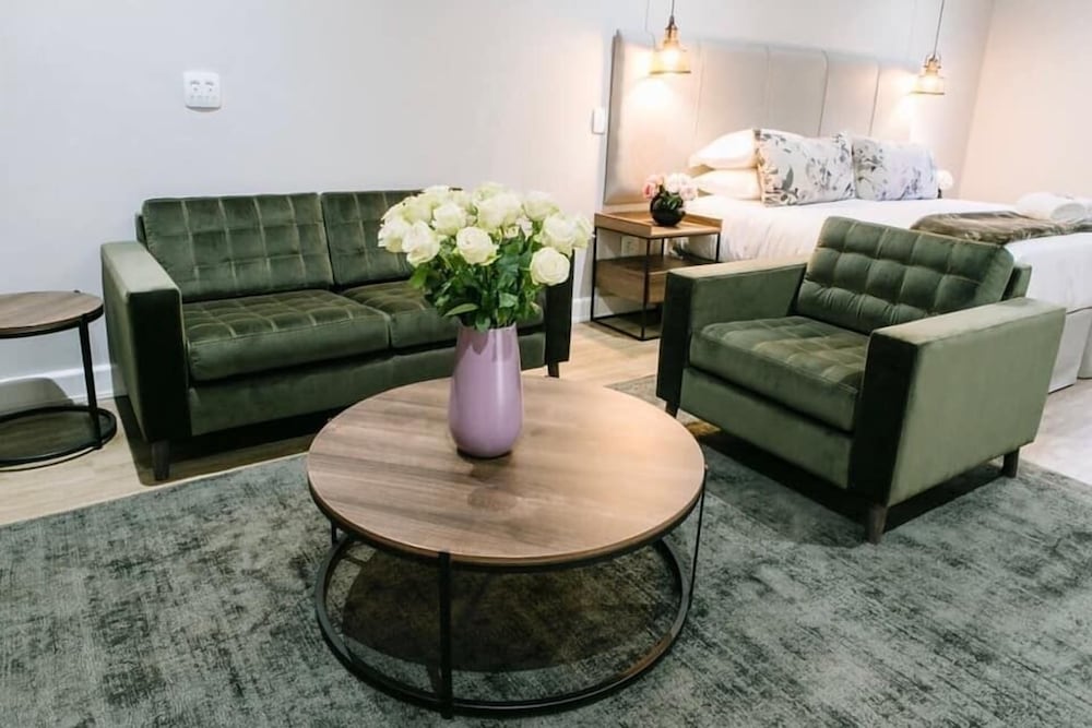 Фото 30 on Whites Guesthouse