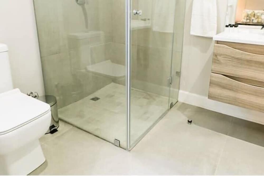 Фото 30 on Whites Guesthouse