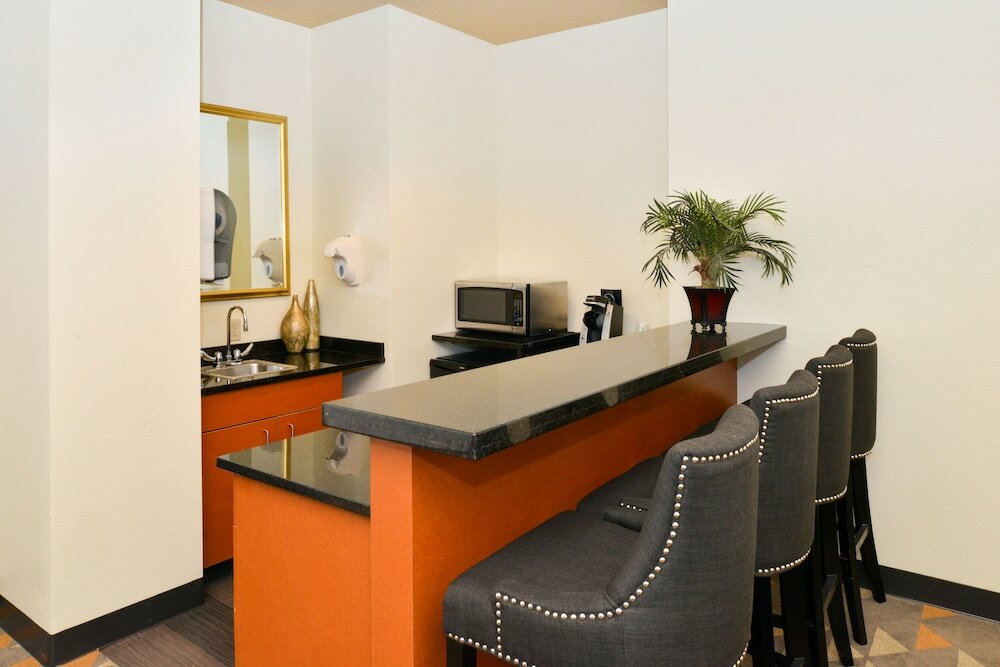 Фото Holiday Inn Kansas City Airport, an Ihg Hotel