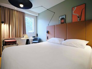 Ibis Avranches Baie du Mont Saint Michel (Normandie, Departеment Manche, Arrondissement d'Avranches, D103), hotel