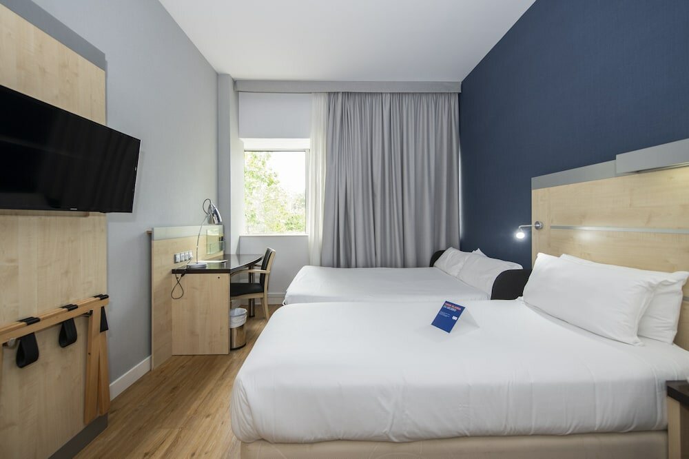 Фото Holiday Inn Express Barcelona City 22@