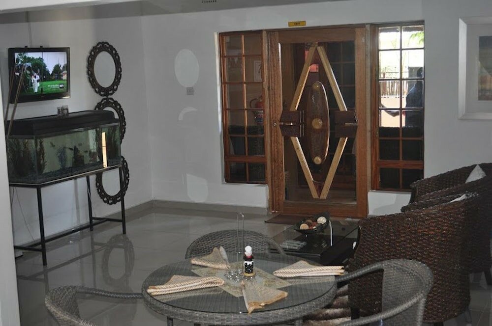 Фото Crown Guest Lodge