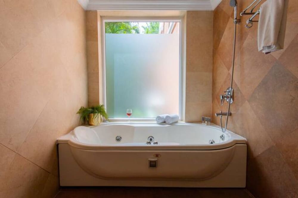 Фото Aguada Anchorage - The Villa Resort