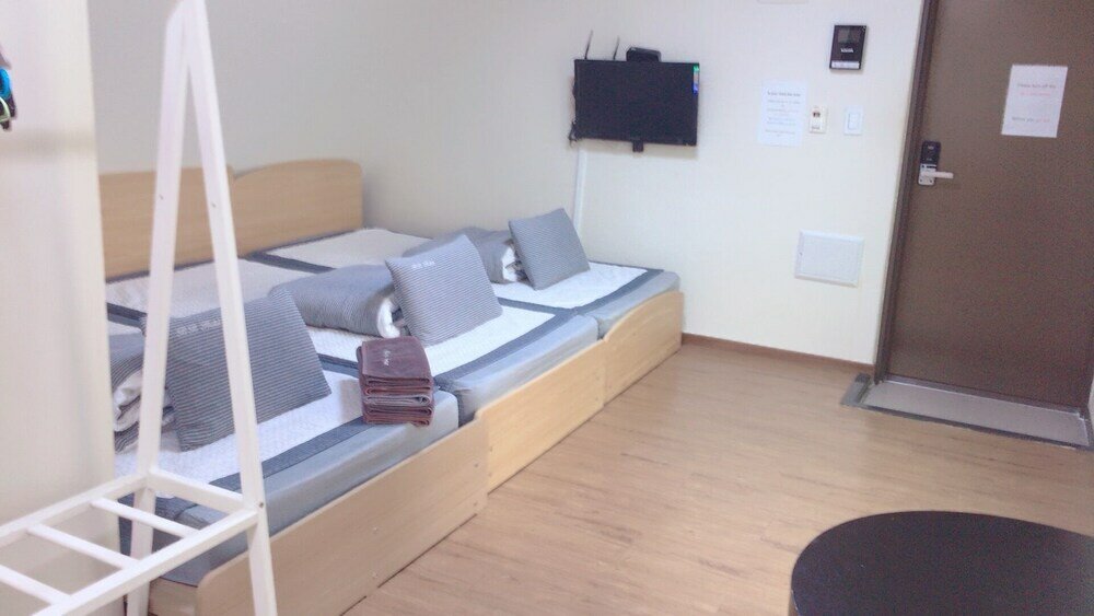 Фото Kw Hongdae Line Hostel