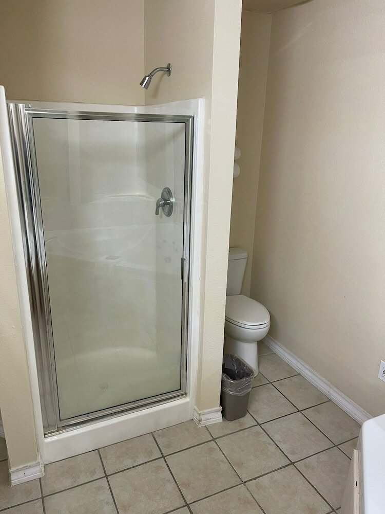 Фото Lakeside Inn & Suites