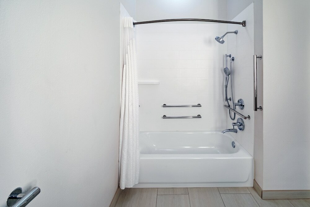 Фото Holiday Inn Express & Suites West, an Ihg Hotel