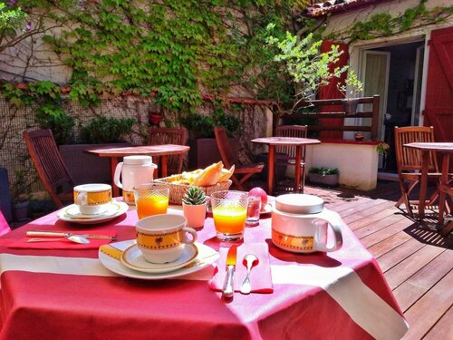 Внешний вид отеля Hôtel La Marisa в Сен-Жан-де-Люзе, фото 4