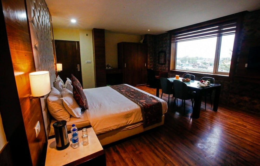 Фото The Residency Hotel