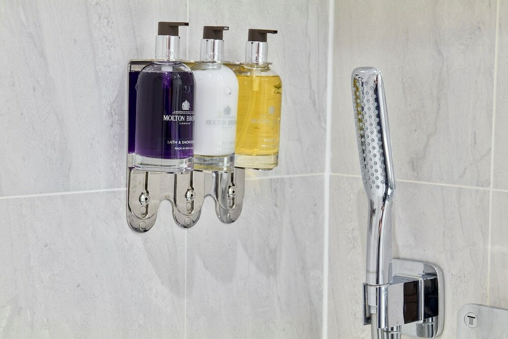 Фото Mandolay Hotel Guildford