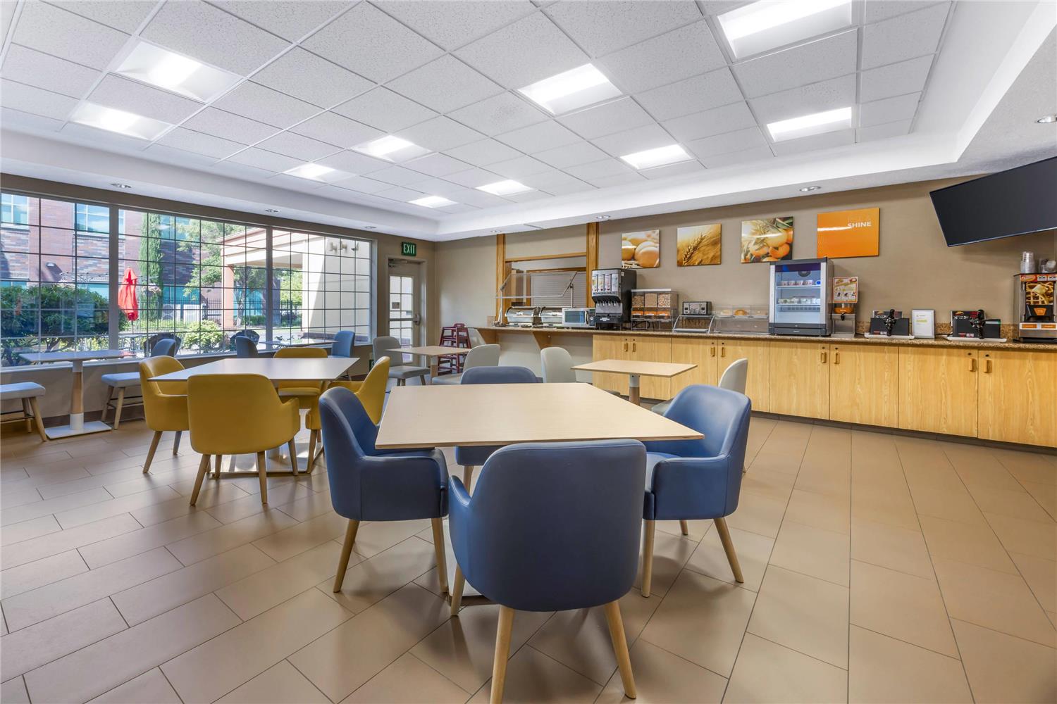 Фото Comfort Suites Salem