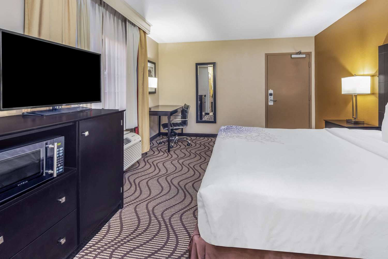 Фото La Quinta Inn & Suites by Wyndham Carlsbad - Legoland Area